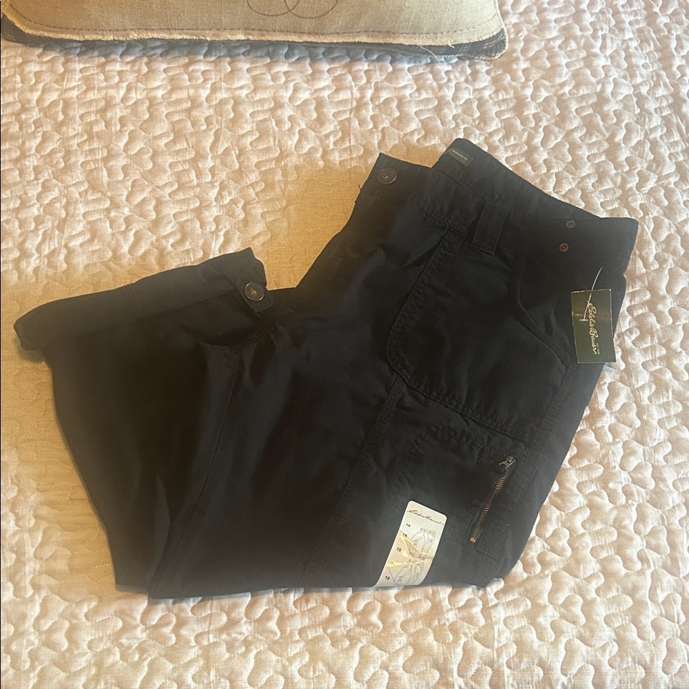 Eddie Bauer Cargo Capri / Crop  Pants,  Roll
Leg Utility